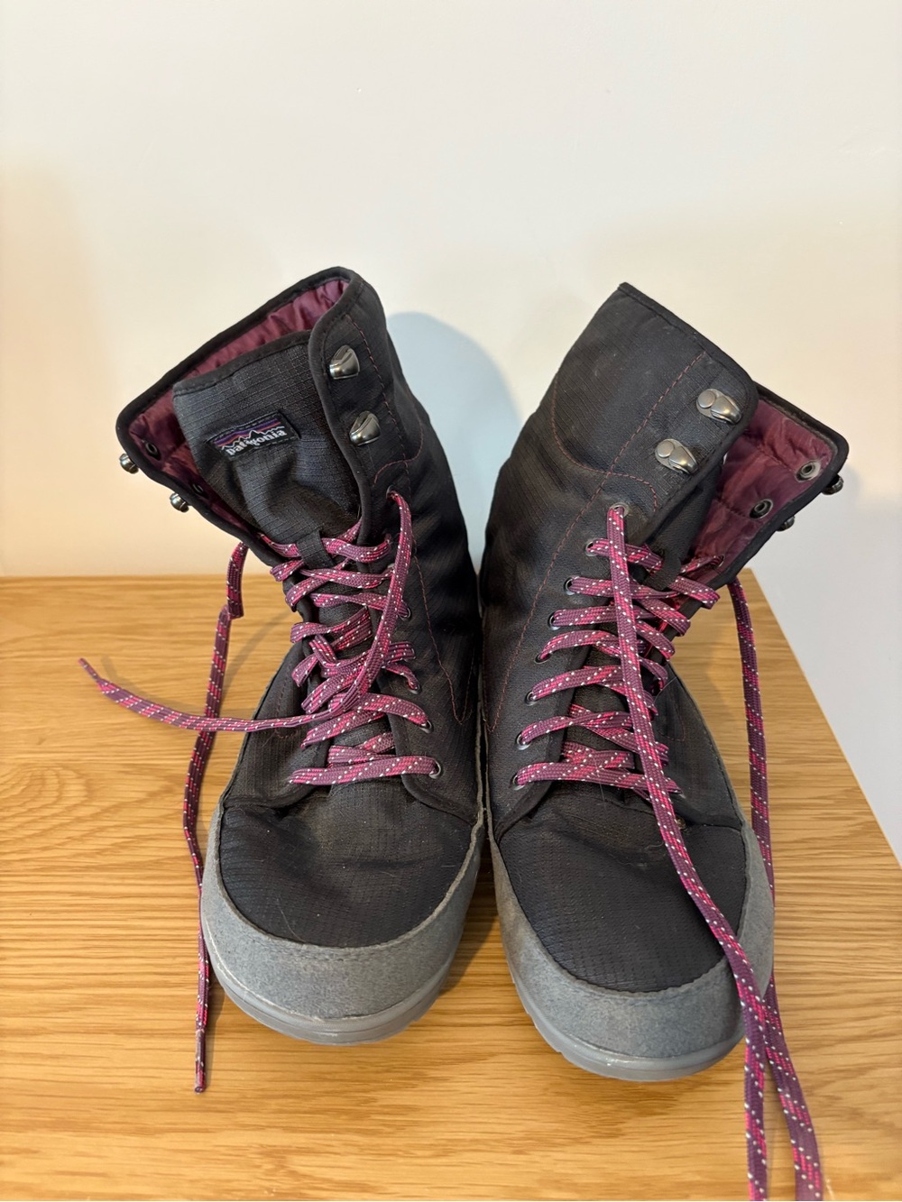 Patagonia Ascent Women's Black Lace-Up Outdoor Puff Boots. Waterproof.